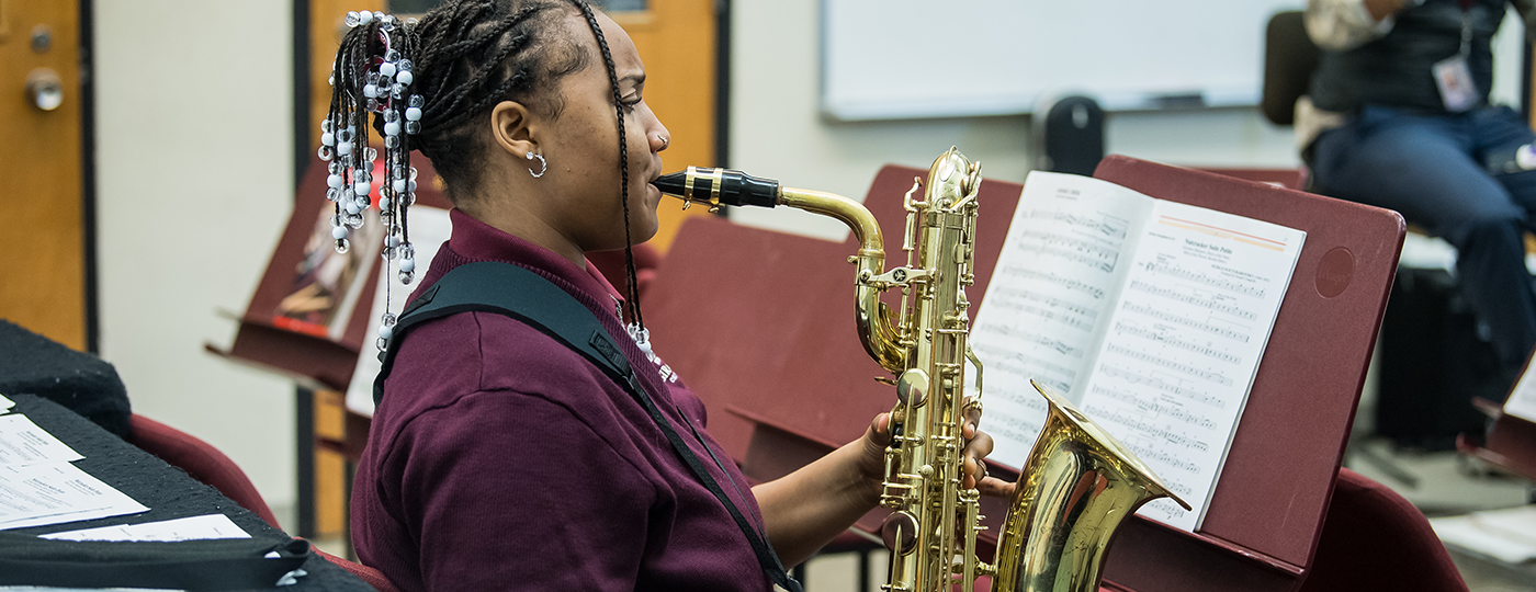 student playing saxofon